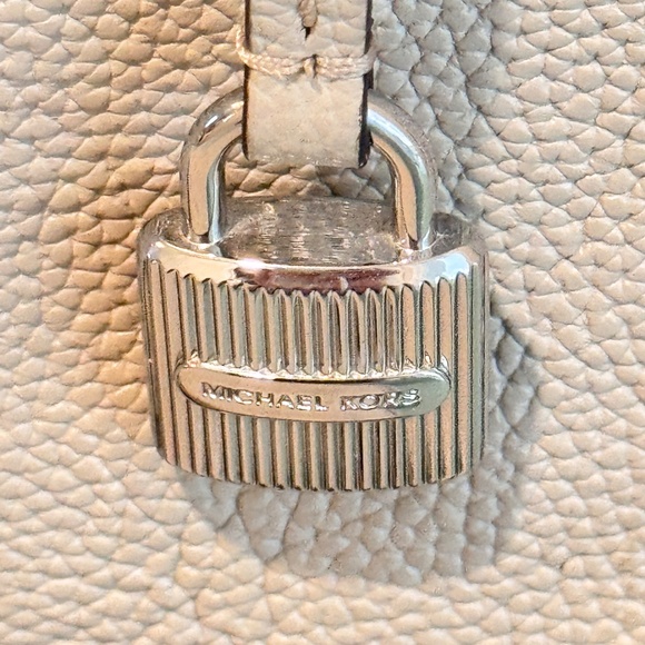 Michael Kors Woman's Light Gray Leather Handbag and Wallet - Picture 8 of 14